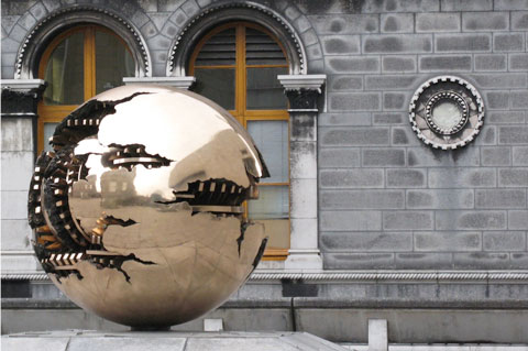 Arnaldo Pomodoro's 'Sphere within a Sphere' at the Museum Building, Trinity College, Dublin. 2010 photograph by Javi Masa of Sevilla, Spain.